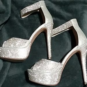 *Brand New* NEVER WORN* De Blossom high heels